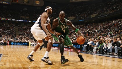 开云体育h5-前腰下沉组织串联攻防节奏，前腰组织进攻