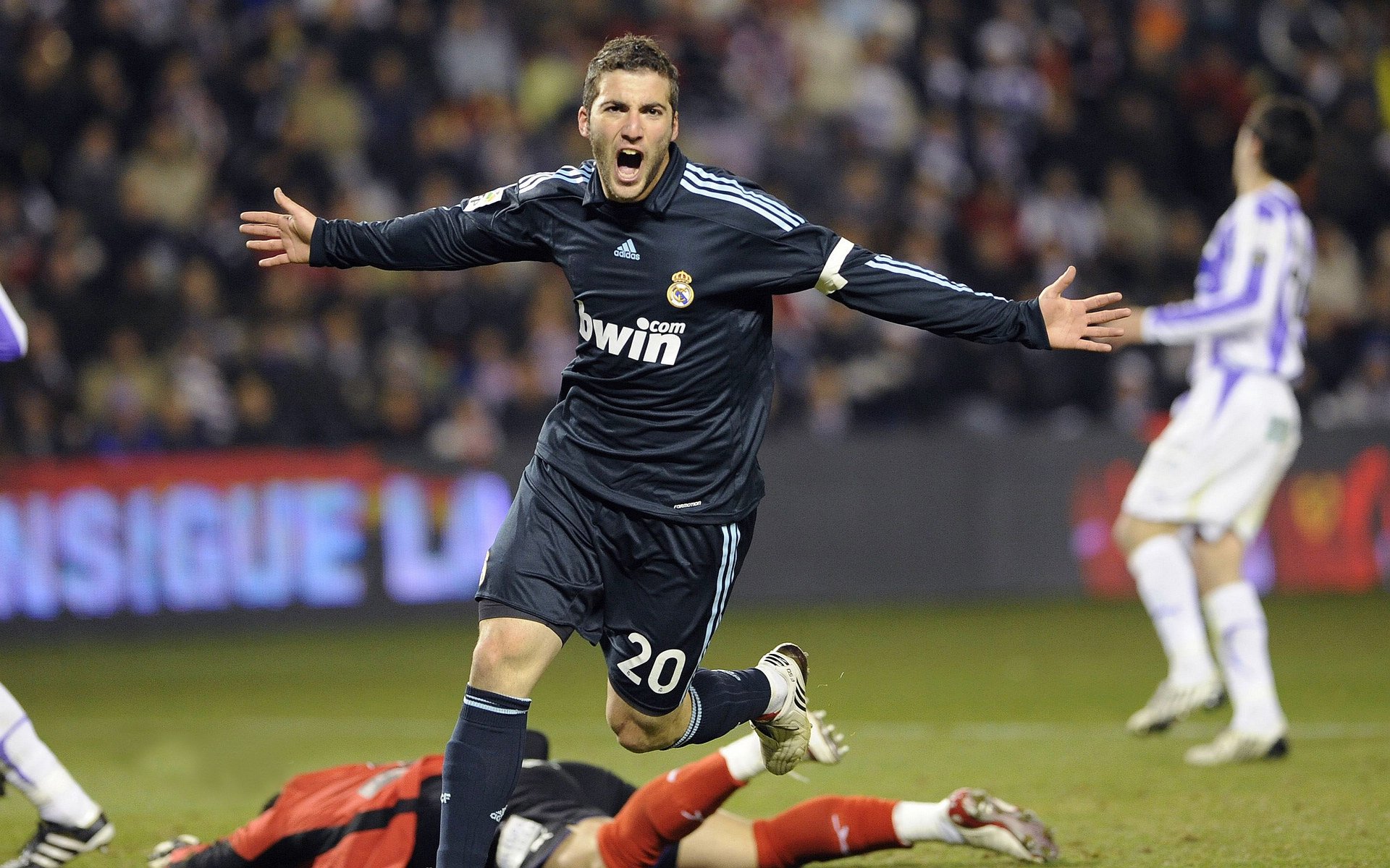 “定向越野：东部新区赛场上演极限徒步挑战”